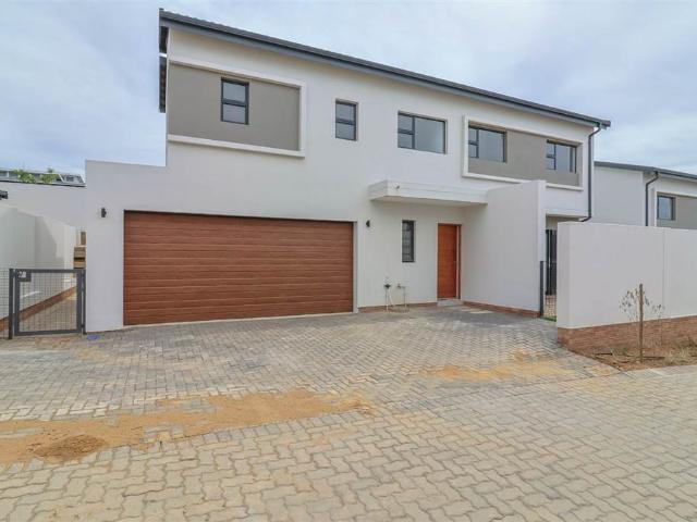 4 Bedroom House in Jackal Creek Golf Estate
