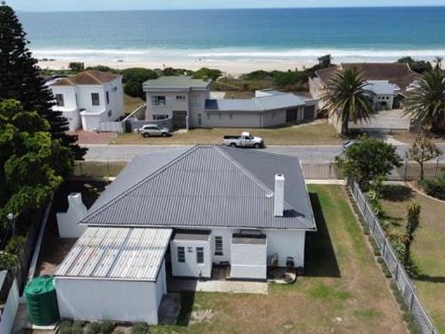 4 Bedroom House in Jeffreys Bay Central
