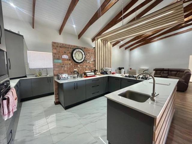4 Bedroom House in Jeffreys Bay Central