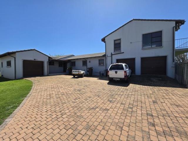 4 Bedroom House in Jeffreys Bay Central