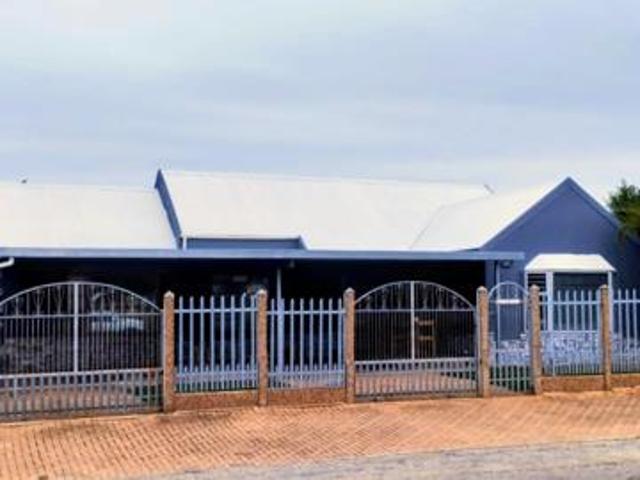 4 Bedroom House in Jeffreys Bay Central