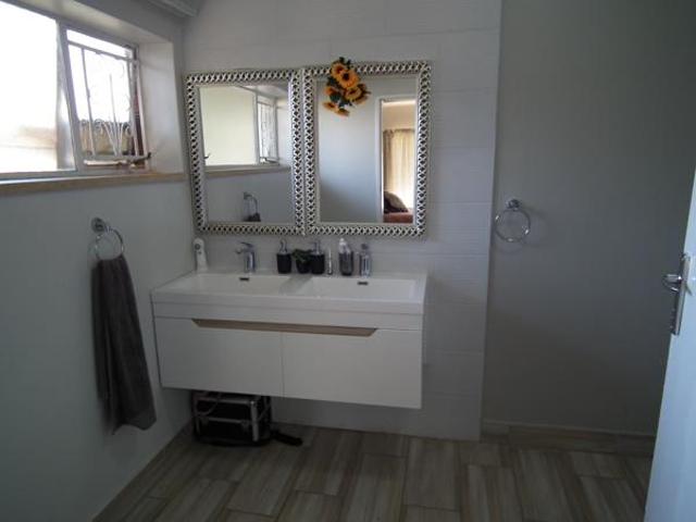 4 Bedroom House in Ontdekkerspark