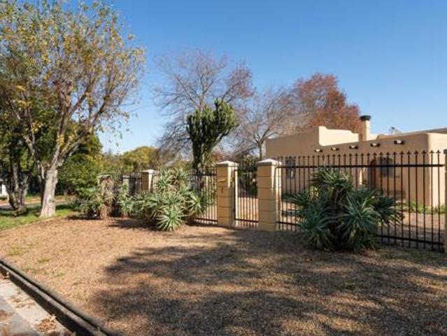 4 Bedroom House in Onder Papegaaiberg