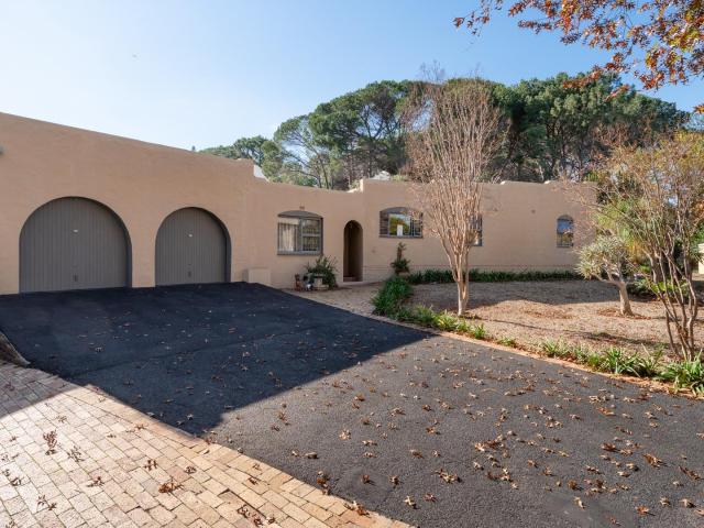 4 Bedroom House in Onder Papegaaiberg