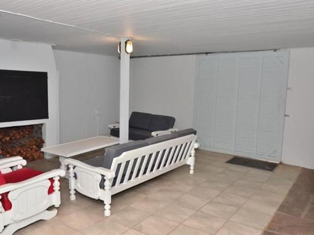 4 Bedroom House in Onder Papegaaiberg