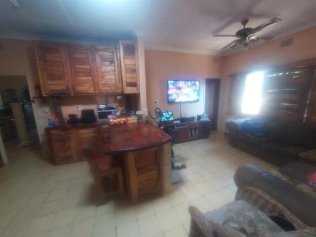 4 Bedroom House in Oos Einde