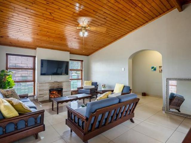 4 Bedroom House in Oak Glen
