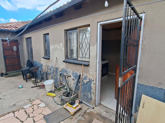 4 Bedroom House in Olievenhoutbosch
