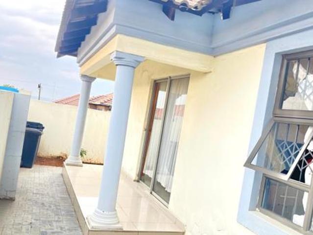 4 Bedroom House in Olievenhoutbosch