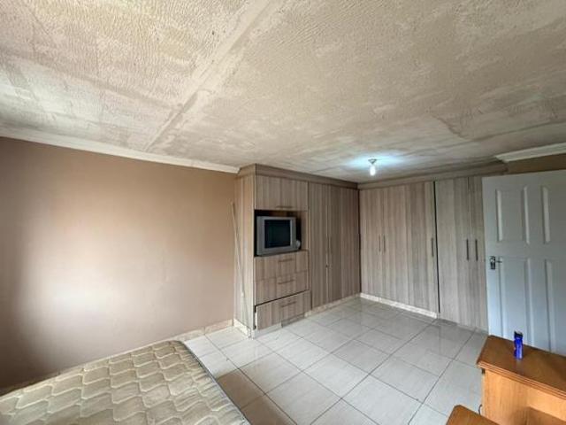 4 Bedroom House in Olievenhoutbosch