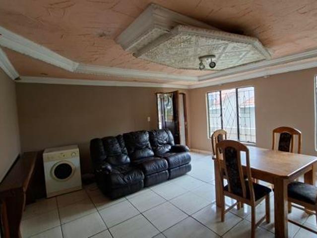 4 Bedroom House in Olievenhoutbosch