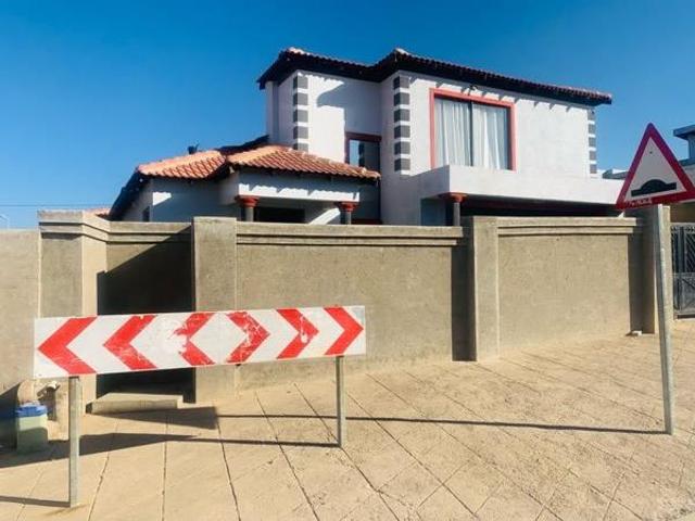 4 Bedroom House in Olievenhoutbosch