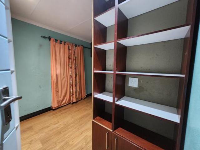 4 Bedroom House in Olievenhoutbosch