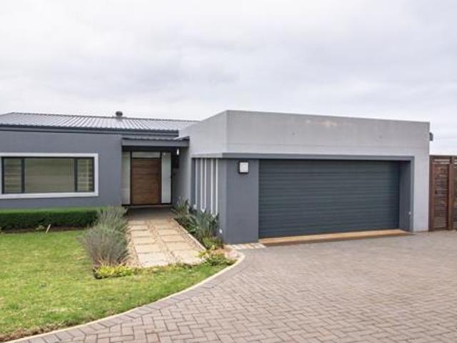 4 Bedroom House in Olivewood Private Estate & Golf Club