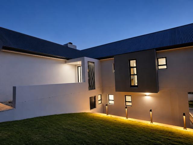 4 Bedroom House in Outeniquasbosch