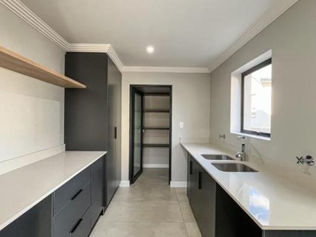 4 Bedroom House in Outeniquasbosch