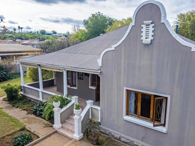 4 Bedroom House in Oudtshoorn Central