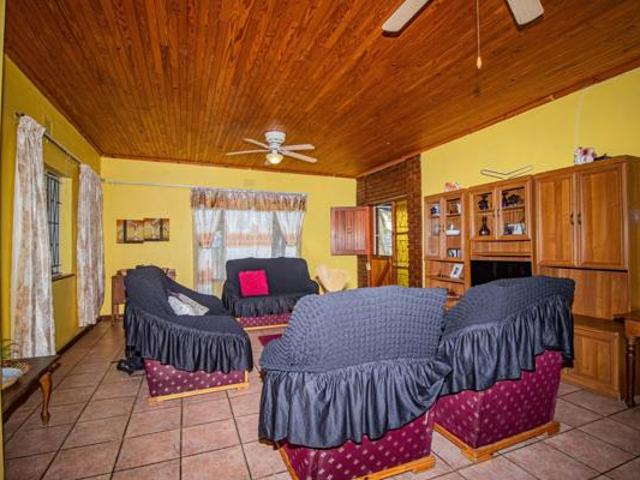 4 Bedroom House in Oudtshoorn Central