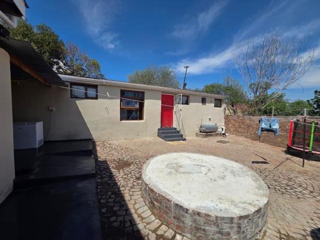 4 Bedroom House in Oudtshoorn Central