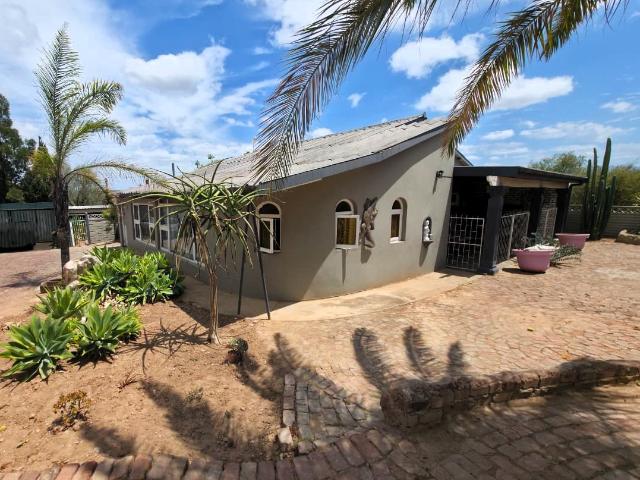 4 Bedroom House in Oudtshoorn North