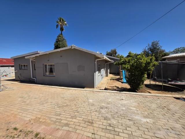 4 Bedroom House in Oudtshoorn North
