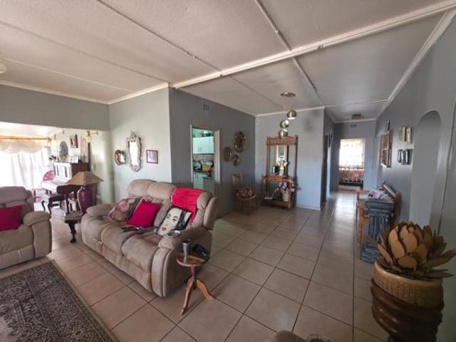 4 Bedroom House in Oudtshoorn North