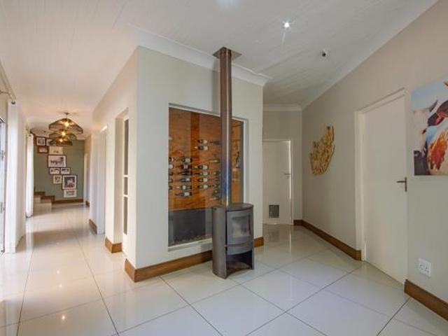 4 Bedroom House in Overkruin