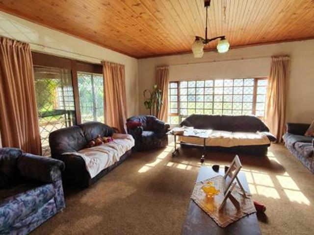 4 Bedroom House in Loerieheuwel