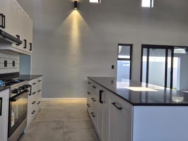 4 Bedroom House in Laguna