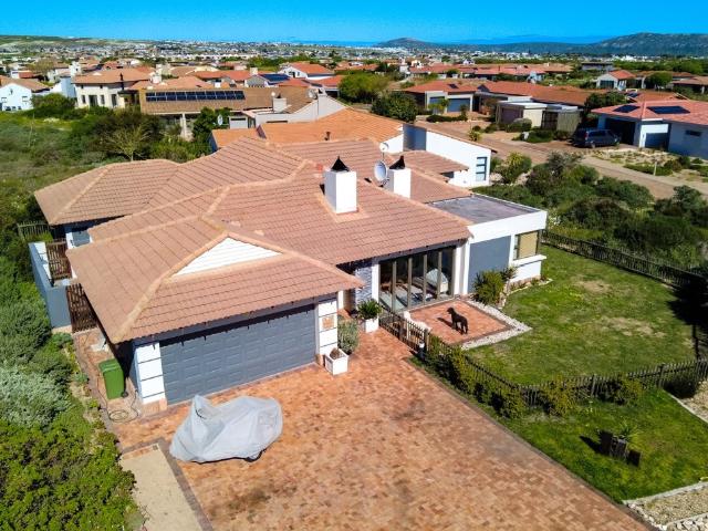 4 Bedroom House in Langebaan Country Estate