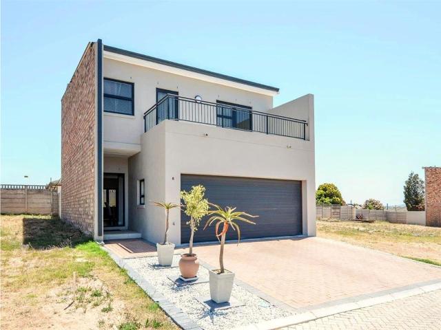 4 Bedroom House in Langeberg Ridge