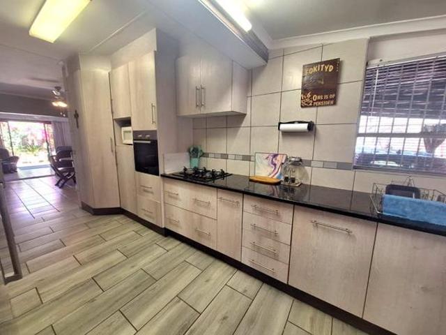 4 Bedroom House in Leeupoort