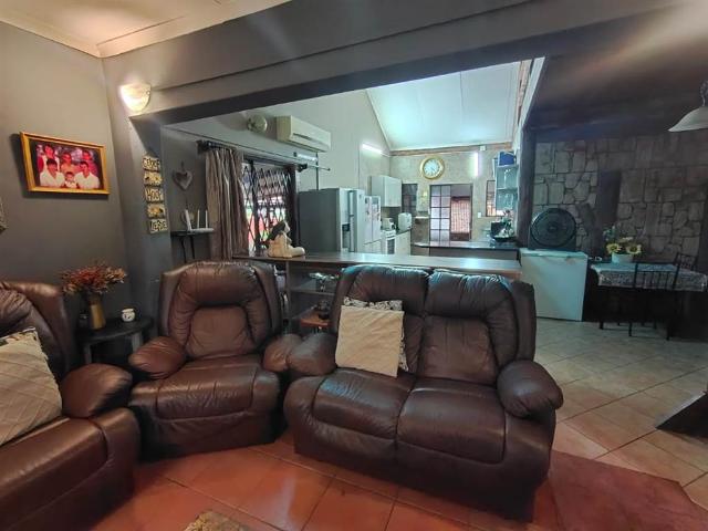 4 Bedroom House in Leeupoort