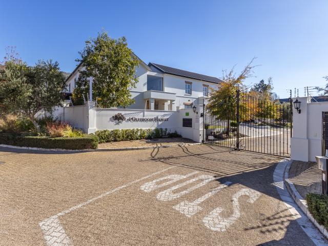 4 Bedroom House in Lemoenkloof