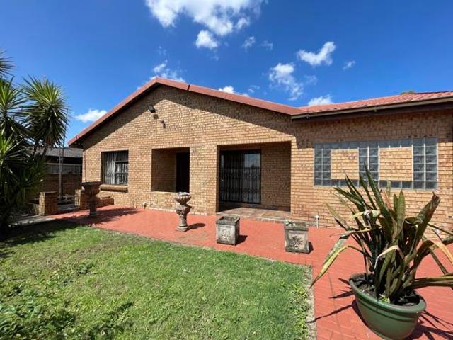 4 Bedroom House in Lennoxton