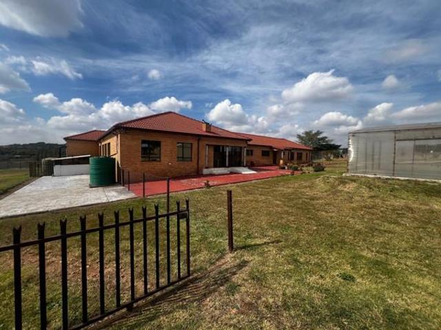4 Bedroom House in Mnandi AH