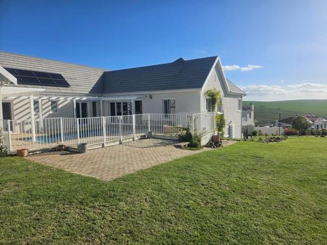 4 Bedroom House in Mount Royal Golf Estate