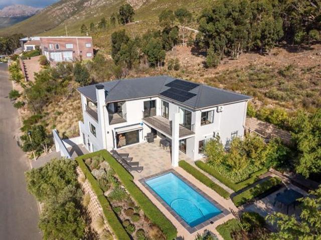 4 Bedroom House in Mountainside