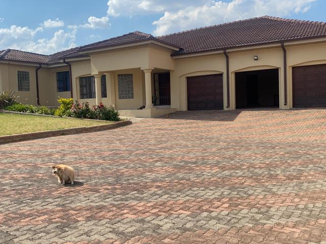 4 Bedroom House in Model Park