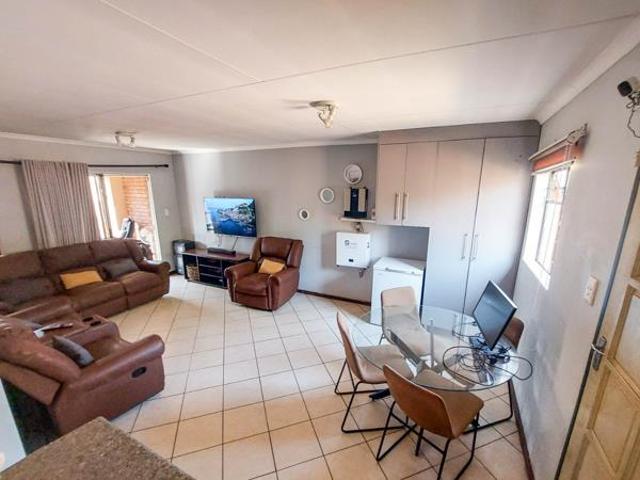4 Bedroom House in Monavoni AH