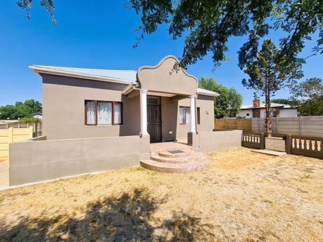 4 Bedroom House in Moorreesburg