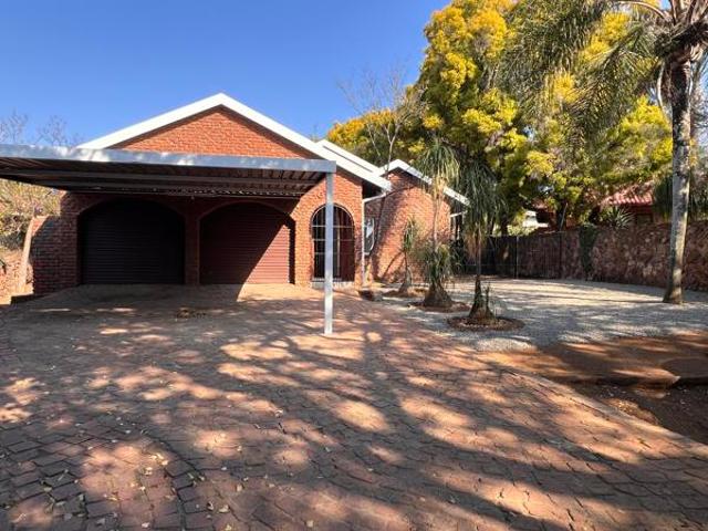 4 Bedroom House in Moreleta Park