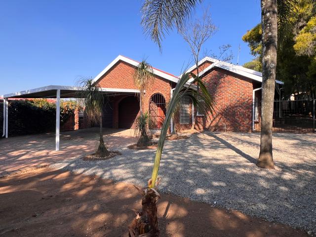 4 Bedroom House in Moreletapark