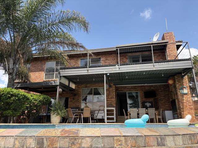 4 Bedroom House in Moreletapark