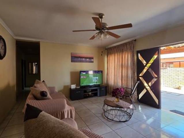 4 Bedroom House in Morning Glory