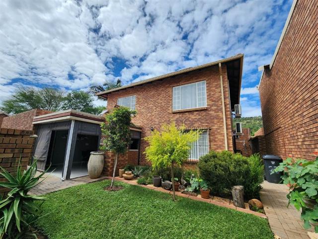 4 Bedroom House in Magalieskruin