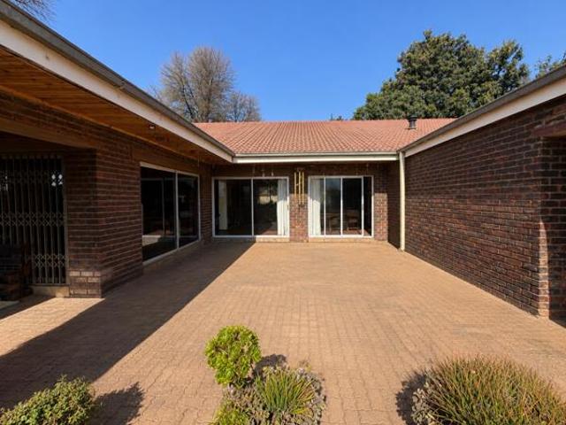 4 Bedroom House in Mahikeng Central