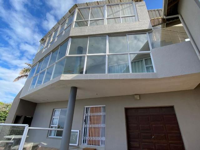 4 Bedroom House in Manaba Beach