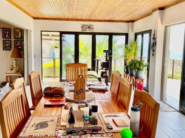 4 Bedroom House in Manaba Beach