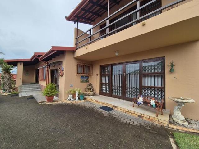 4 Bedroom House in Manaba Beach